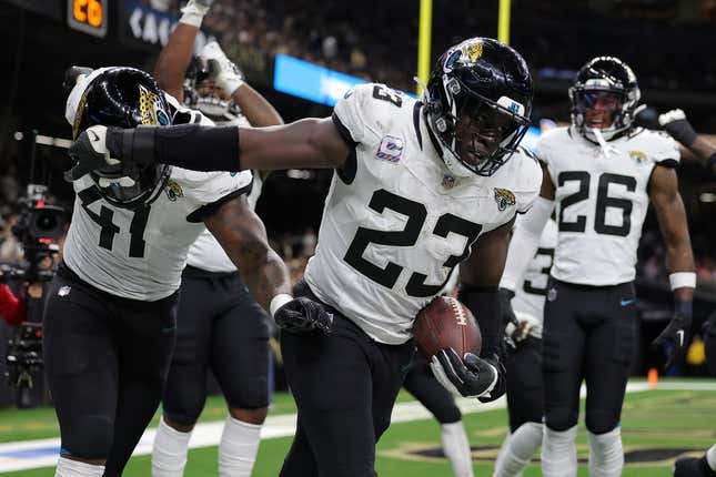 NEW ORLEANS, LOUISIANA - OCTOBER 19: Foyesade Oluokun #23 of the Jacksonville Jaguars celebrates with teammates after returning an interception for a touchdown during the third quarter against the New Orleans Saints at Caesars Superdome on October 19, 2023 in New Orleans, Louisiana. (Photo by Jonathan Bachman/Getty Images)