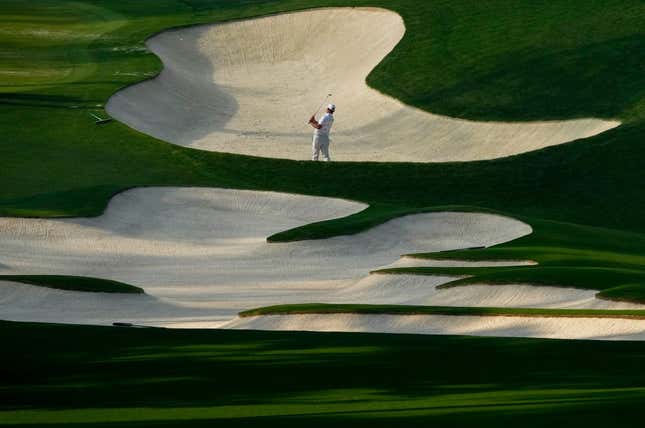 Gary Woodland schlägt aus einem Bunker auf Nr.  10 während einer Übungsrunde für das Masters-Golfturnier im Augusta National Golf Club am 5. April 2023.