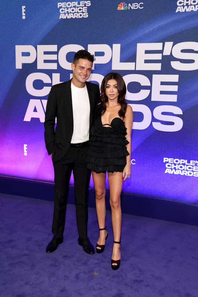 SANTA MONICA, CALIFORNIA - DECEMBER 06: 2022 PEOPLE'S CHOICE AWARDS -- Pictured: (l-r) Wells Adams and Sarah Hyland arrive to the 2022 People's Choice Awards held at the Barker Hangar on December 6, 2022 in Santa Monica, California. -- (Photo by Todd Williamson/E! Entertainment/NBC via Getty Images)