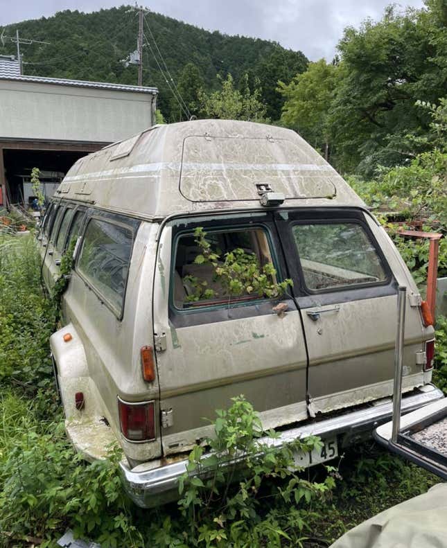 Image for article titled Be The King Of Weird Cars With This 10-Door Chevy Suburban Limousine