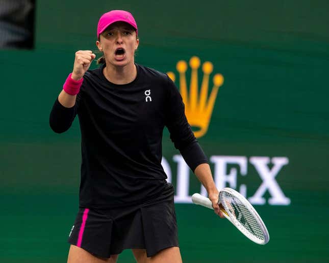 Iga Swiatek feiert den Sieg im fünften Spiel des zweiten Satzes gegen Marta Kostyuk während des WTA-Halbfinales der BNP Paribas Open in Indian Wells, Kalifornien, Freitag, 15. März 2024.