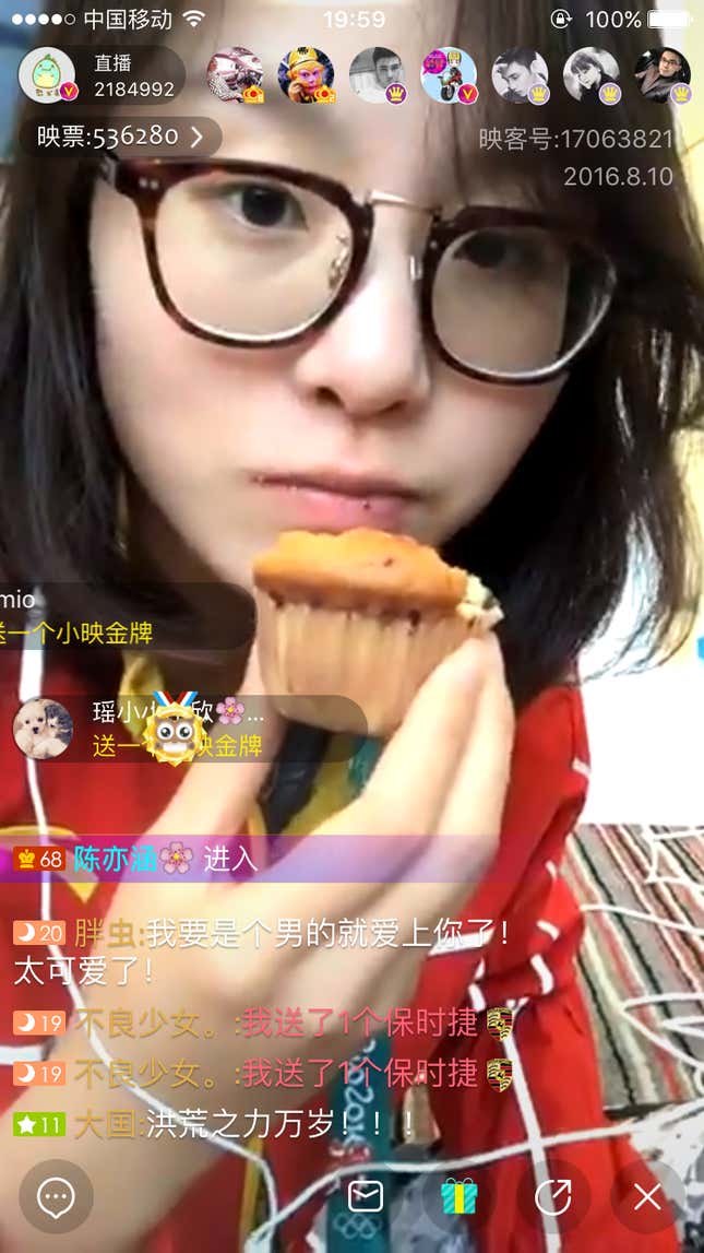 Fu Yuanhui eats cupcakes in the live stream.