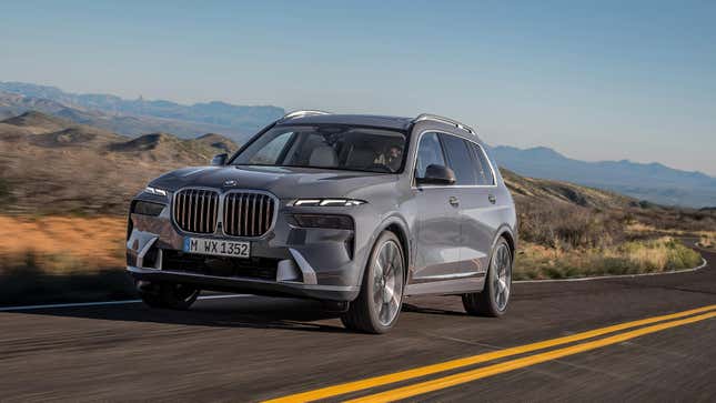 Ein grauer BMW X7 fährt in der Wüste