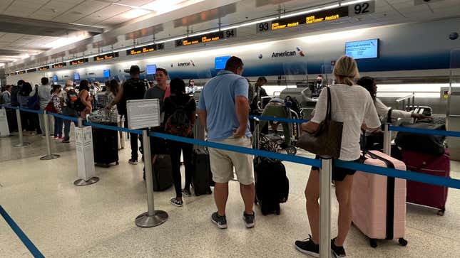 Les passagers font la queue à l’aéroport international de Miami