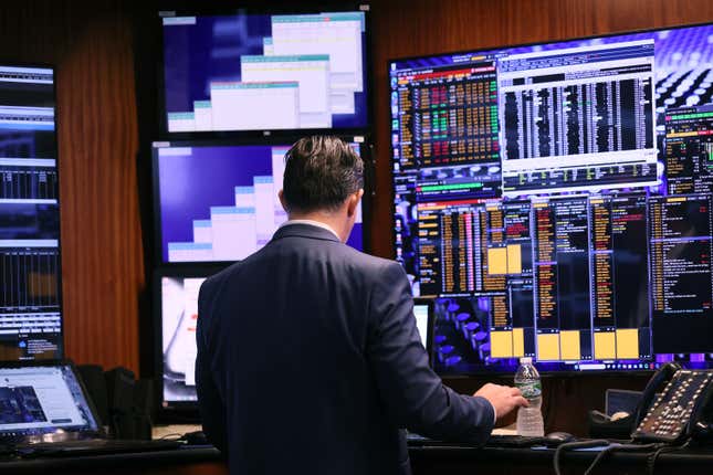 Les traders travaillent sur le parquet de la Bourse de New York le 4 octobre 2023.