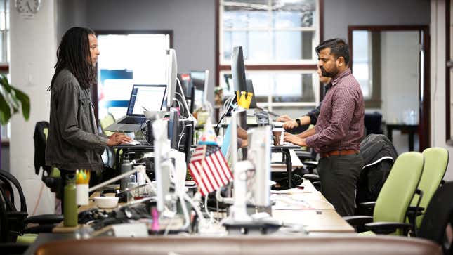 Los empleados trabajan en la oficina de TaskRabbit en San Francisco, California, EE. UU., 13 de septiembre de 2018. 