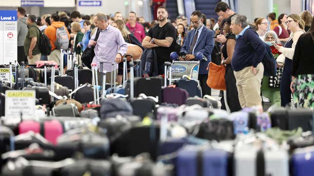 ينتظر المسافرون حقائبهم وسط صفوف من الأمتعة التي لم تتم المطالبة بها في منطقة استلام الأمتعة التابعة لشركة يونايتد إيرلاينز في مطار لوس أنجلوس الدولي (LAX) في 29 يونيو 2023 في لوس أنجلوس، كاليفورنيا.