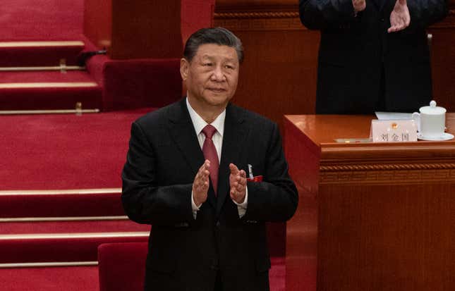 Xi Jinping clapping, slight smile on his face