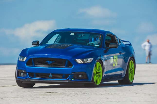 Vista frontal 3/4 de un Ford Mustang azul en un autocross