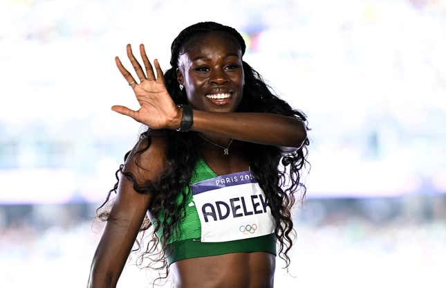 Rhasidat Adeleke de l’équipe d’Irlande après avoir remporté le 400 m féminin, tour 1, au Stade de France lors des Jeux Olympiques d’été de 2024 à Paris, en France.