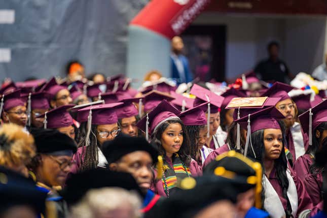 Studierende feiern während der Abiturfeier der North Carolina Central University im Frühjahr 2024 am 4. Mai 2024 in Durham, North Carolina
