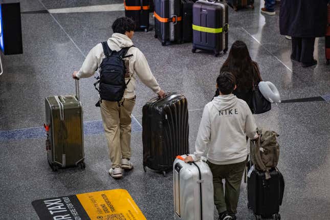 Menschen an einem Flughafen