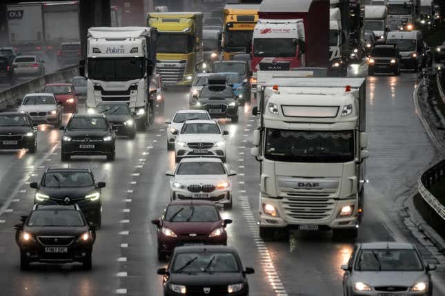 Am 28. März 2024 staut sich in der Nachmittagshauptverkehrszeit und an Feiertagen der Verkehr auf der Autobahn M6 durch Cheshire in Knutsford, Vereinigtes Königreich.