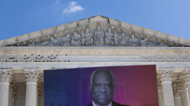 Image de l'article intitulé Toutes les fois où Clarence Thomas a prouvé qu’il n’était vraiment rien