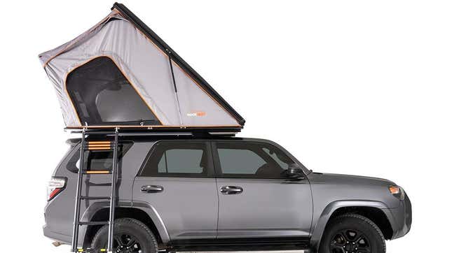 A side-view of the Falcon EVO 3 XL on top of a gray 4Runner with the ladder deployed