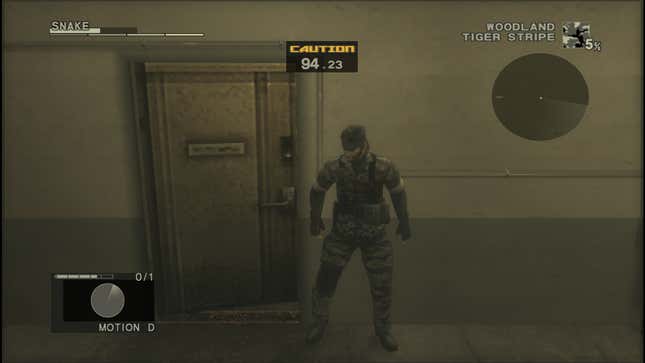 Naked Snake se cache à gauche d’une porte ouverte.