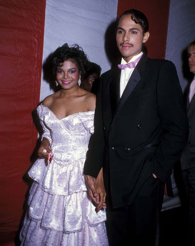 LOS ANGELES - 28. JANUAR: Sängerin Janet Jackson und Ehemann James DeBarge nehmen am 28. Januar 1985 an den 12. Jahresverleihung der American Music Awards im Shrine Auditorium in Los Angeles, Kalifornien teil. (Foto von Ron Galella/Ron Galella Collection via Getty Images)