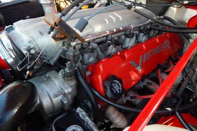 Image for article titled Someone Shoehorned A 500 HP Dodge Viper's V10 Into A Jeep Wrangler