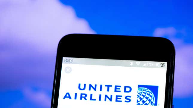 Le logo United Airlines sur un téléphone devant des nuages