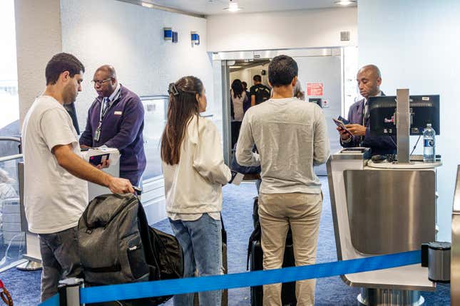 Imagen para el artículo titulado American Airlines está tomando medidas enérgicas contra los pasajeros que se saltan la fila de embarque