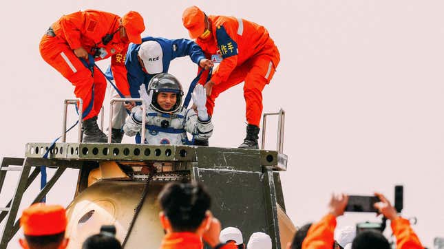 Image for article titled Chinese Astronauts Return To Earth After 183 Days In Space