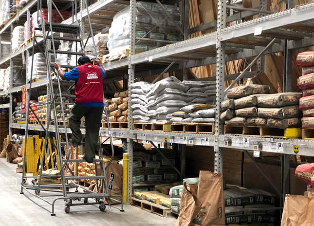 Image for article titled Lowe's beats Wall Street on earnings, even as the housing market chills
