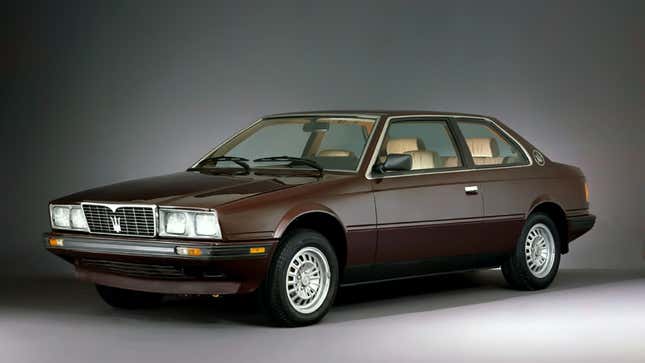 Une photo d’une Maserati Biturbo marron. 