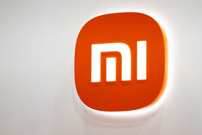 Signalisation Xiaomi orange avec un ‘mi’