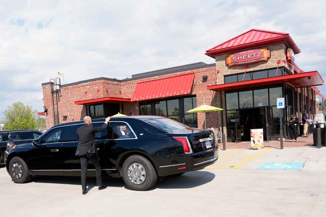 La limousine du président Joe Biden est vue à l’extérieur de Sheetz, où le président s’est arrêté en route vers l’aéroport international de Pittsburgh, le mercredi 17 avril 2024, à Pittsburgh. , Pa.