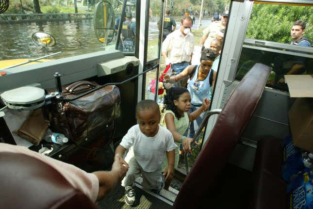 Les évacués de l’ouragan Katrina montent à bord d’un bus pour quitter la Nouvelle-Orléans. 