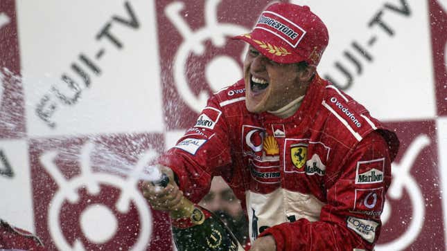 Una foto de Michael Schumacher celebrando en el podio de F1. 