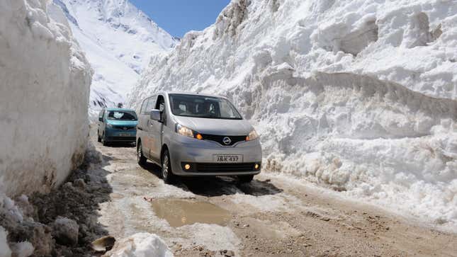 Un convoy indio navega por la autopista Srinagar-Leh en el paso Zojila a unos 108 kilómetros, 67 millas al este de Srinagar el 6 de abril de 2013. 