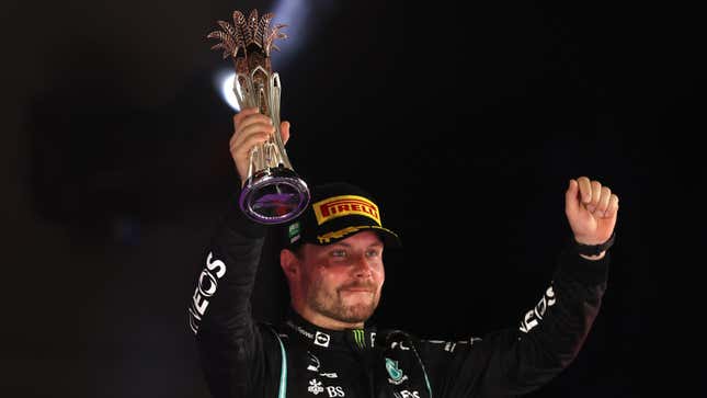 Una foto de Valtteri Bottas celebrando en el podio de F1. 