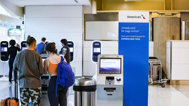 Menschen an einem Flughafen in Virginia