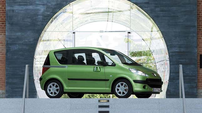 Une photo d’une voiture Peugeot 1007 verte. 