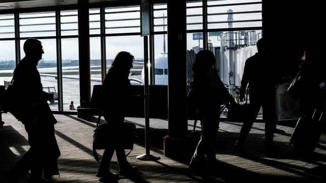 Menschen an einem Flughafen in Iowa