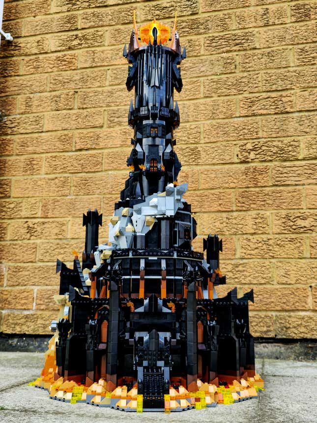 Image for article titled Lego's Lord of the Rings Barad-Dûr Set Is Just About Worthy of a Dark Lord