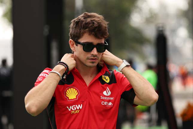 Charles Leclerc de Mónaco y Ferrari caminan por el Paddock antes de la práctica previa al Gran Premio de México de F1 en el Autódromo Hermanos Rodríguez el 27 de octubre de 2023 en la Ciudad de México, México