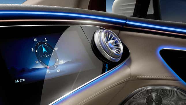 Una foto de la iluminación interior azul de un vehículo eléctrico de Mercedes-Benz. 