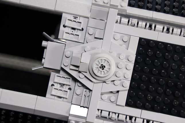 Imagen para el artículo titulado Conozca de cerca y en persona con el nuevo e increíble interceptor TIE de Lego Star Wars