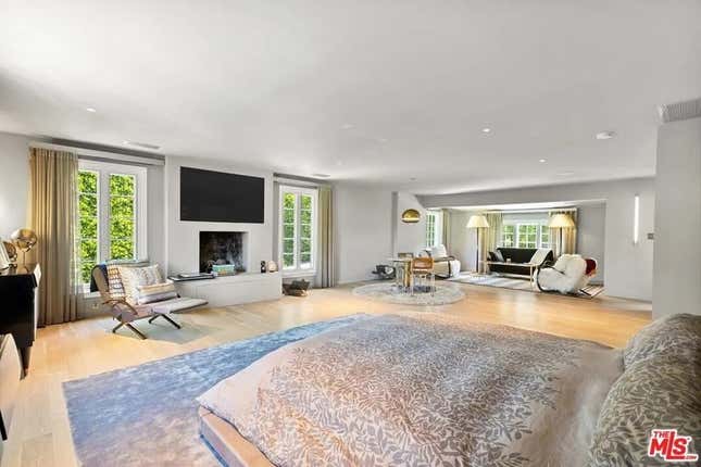 Image for article titled A Peek Inside Zoe Saldaña&#39;s Beverly Hills Mansion That Finally Sold