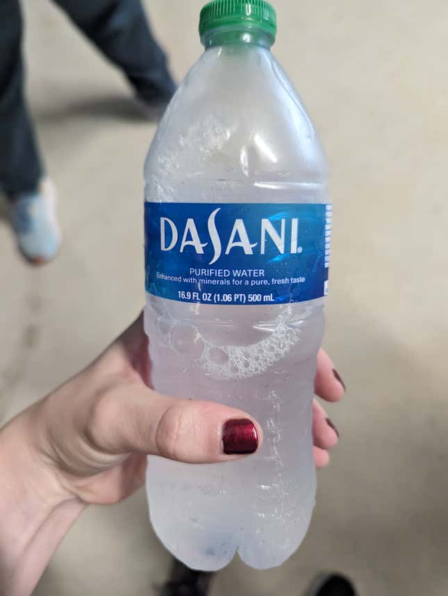 Una botella de agua Dasani