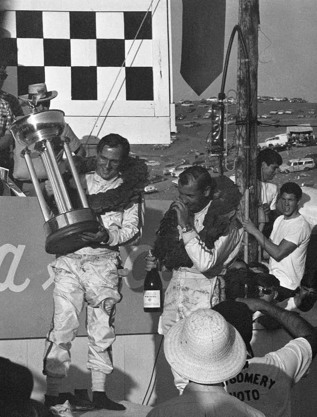 Bruce McLaren (left) and George Follmer (right)