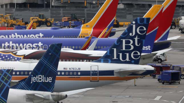 Une photo de 2023 des avions JetBlue et Southwest Airlines sont garés à l’aéroport de LaGuardia