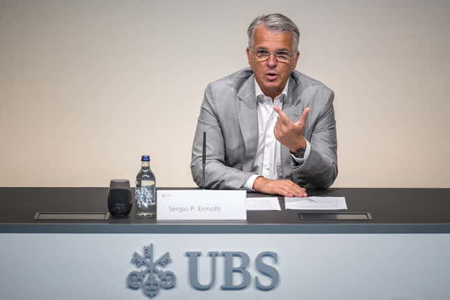 Sergio Ermotti, PDG d’UBS, s’exprimant lors d’une conférence de presse. 