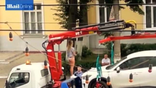 Woman Strips and Pole Dances to Prevent Cops From Towing Her Car