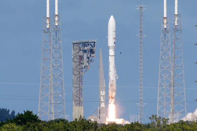 An Atlas 5 rocket with Amazon&#39;s Project Kuiper Protoflight spacecraft lifts off from Space Launch Complex-41 at Cape Canaveral Space Force Station in Cape Canaveral, Fla., Friday, Oct. 6, 2023.(AP Photo/Terry Renna)