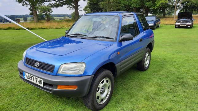 Ein blauer 1995er Toyota RAV4 2.0 GS