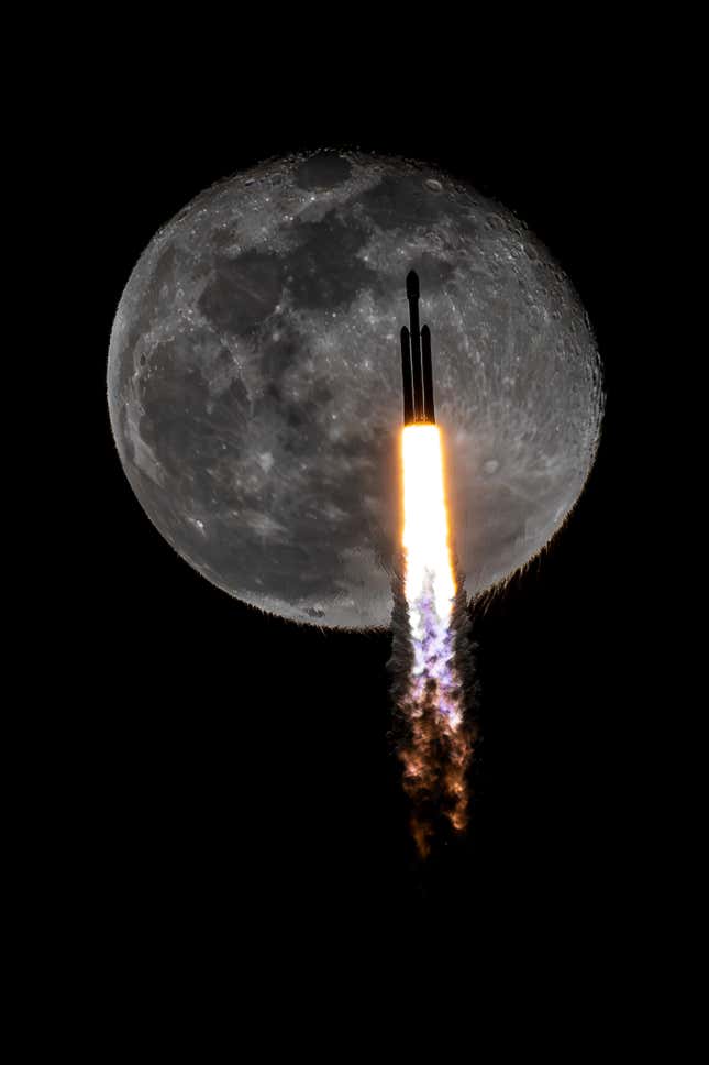 Image de l'article intitulé SpaceX a photobombé la Lune. Découvrez les meilleures images spatiales de la semaine