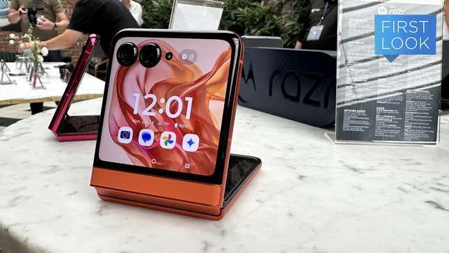 The Motorola Razr Might Be the Most Attractive Flip Foldable